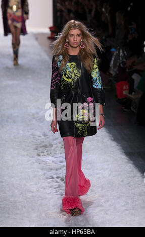 New York, NY USA - 10 Février 2017 : Stella Maxwell promenades piste pour Jeremy Scott collection durant la Fashion Week de New York automne 2017 à Clarkson Square Banque D'Images