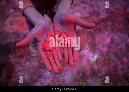 Sof la main un enfant durant les célébrations de pigments offrant Holi à Vrindavan, Inde Banque D'Images