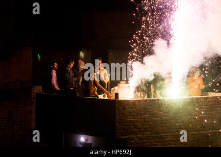 Jaipur, Inde - 14 Jan 2017 : les personnes bénéficiant d'artifice sur un toit au cours makar sankranti ou diwali. Banque D'Images