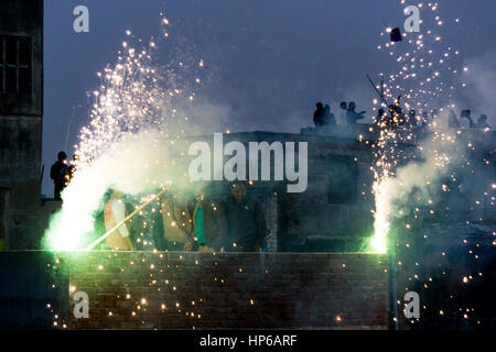 Jaipur, Inde - 14 Jan 2017 : les personnes bénéficiant d'artifice sur un toit au cours makar sankranti ou diwali. Banque D'Images