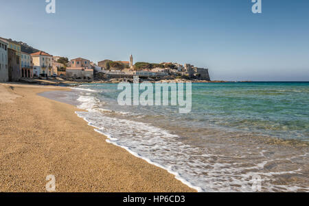 Mer Méditerranée turquoise doucement sur le rodage golden plage de sable en face de la Balagne village d'Algajola en Corse Banque D'Images