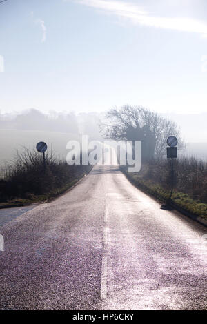 Pays en voie de liquidation distance sur matin brumeux, signalisation routière, campagne, brume, ciel Banque D'Images