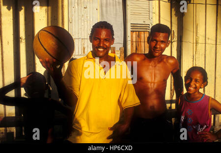 Amis, dans la rue Duarte, Sanchez. Péninsule de Samana, République dominicaine Banque D'Images