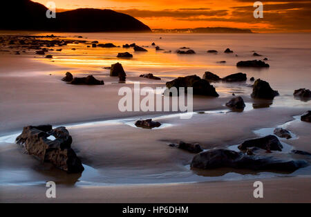 Berria beach au coucher du soleil. Santoña, Cantabrie, Espagne. Banque D'Images