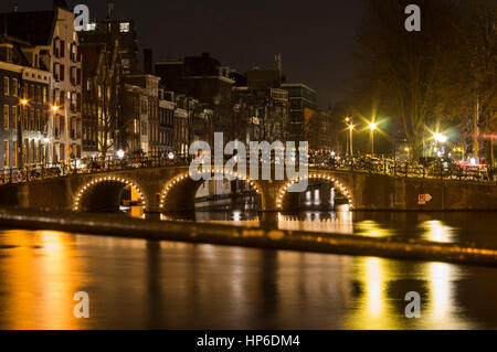 Dans les canaux d'Amsterdam dans la nuit Banque D'Images