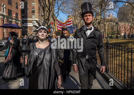 New York, États-Unis. 16Th Jun 2017. En l'honneur du President's Day Week-end, se lever et résister, un groupe de militants formés en réponse à l'élection de Donald Trump, pleuré la mort de l'institution de la présidence des États-Unis avec un nouveau style de la Nouvelle-Orléans du cortège funéraire du Washington Square Park Arch à Union Square à New York. Crédit : Erik McGregor/Pacific Press/Alamy Live News Banque D'Images