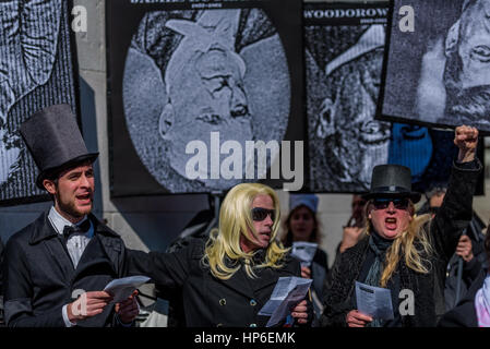 New York, États-Unis. 16Th Jun 2017. En l'honneur du President's Day Week-end, se lever et résister, un groupe de militants formés en réponse à l'élection de Donald Trump, pleuré la mort de l'institution de la présidence des États-Unis avec un nouveau style de la Nouvelle-Orléans du cortège funéraire du Washington Square Park Arch à Union Square à New York. Crédit : Erik McGregor/Pacific Press/Alamy Live News Banque D'Images