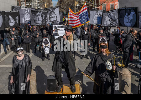 New York, États-Unis. 16Th Jun 2017. En l'honneur du President's Day Week-end, se lever et résister, un groupe de militants formés en réponse à l'élection de Donald Trump, pleuré la mort de l'institution de la présidence des États-Unis avec un nouveau style de la Nouvelle-Orléans du cortège funéraire du Washington Square Park Arch à Union Square à New York. Crédit : Erik McGregor/Pacific Press/Alamy Live News Banque D'Images