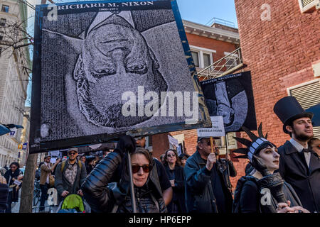 New York, États-Unis. 16Th Jun 2017. En l'honneur du President's Day Week-end, se lever et résister, un groupe de militants formés en réponse à l'élection de Donald Trump, pleuré la mort de l'institution de la présidence des États-Unis avec un nouveau style de la Nouvelle-Orléans du cortège funéraire du Washington Square Park Arch à Union Square à New York. Crédit : Erik McGregor/Pacific Press/Alamy Live News Banque D'Images