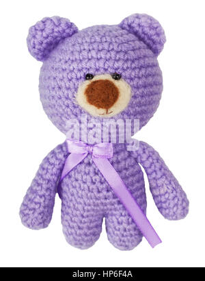 Crochet fait main lilas cute bear doll isolé sur fond blanc.Crochet toy Banque D'Images