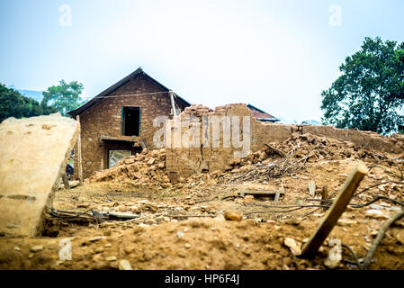 Maisons détruites par le séisme de 2015 à Kavrepalanchowk, au Népal. Banque D'Images