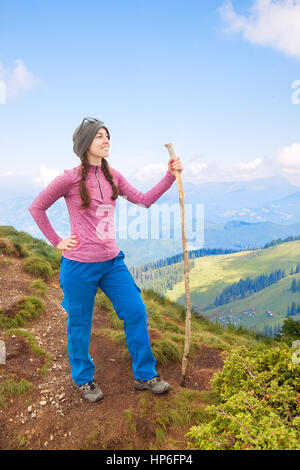 Heureux touriste en admirant des vues sur les montagnes. Avec sa fille randonneur sur la montagne. Dans les montagnes de tourisme. Randonnées Banque D'Images