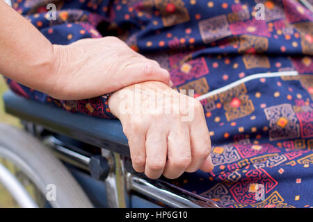 Les personnes âgées handicapées femme assise dans un fauteuil roulant Banque D'Images