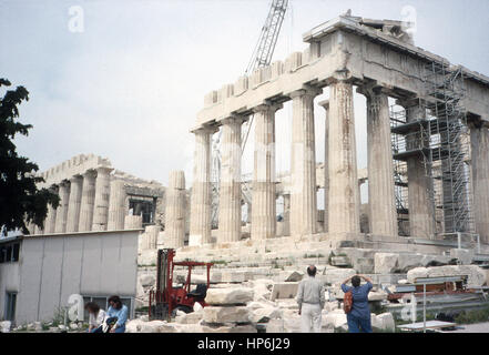 Cette photo, prise vers 1990, montre une vue de face de l'Acropole à Athènes, Grèce. L'Acropole à Athènes, en Grèce, est un affleurement de roches utilisées dans les temps anciens comme un centre religieux. En vertu de la cinquième-siècle avant J.-C., Périclès homme d'l'époque de l'âge d'or d'Athènes, le temple dédié à la déesse Athéna, le Parthénon, a été construit. Banque D'Images