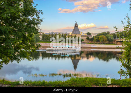 Pont de la rivière Velikaya Pskov Olginsky plaisir steamship summer Banque D'Images