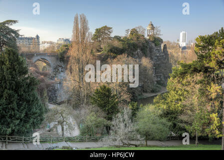 Le temple de Sybille dans le parc des Buttes-Chaumont, dans le nord-est de Paris Banque D'Images