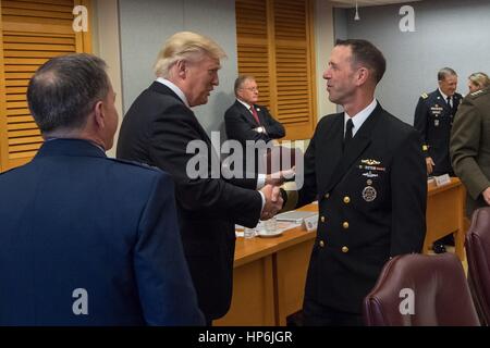 Le Président américain Donald Trump accueille Adm. M. John Richardson, Chef des opérations navales comme il arrive pour assister à la cérémonie d'assermentation pour le secrétaire à la Défense James Mattis au Pentagone le 27 janvier 2017 à Arlington, en Virginie. Banque D'Images