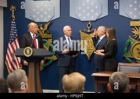 Le Vice-président américain Mike Pence administre le serment de James Mattis pour devenir le 26e Secrétaire à la défense, en tant que président, Donald Trump ressemble sur lors d'une cérémonie au panthéon des héros du Pentagone, le 27 janvier 2017 à Washington, DC. Banque D'Images