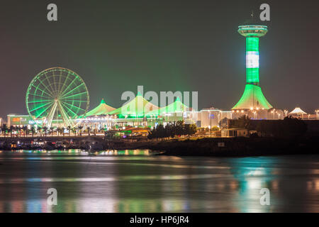 ABU DHABI, UAE - DEC 3, 2016 : Abu Dhabi Marina Mall est éclairée la nuit. Emirats Arabes Unis, Moyen Orient Banque D'Images