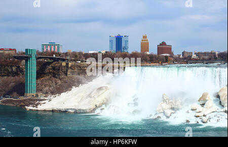 Niagara, Canada - 21 Avril 2014 : Niagara Falls et tour d'observation Banque D'Images