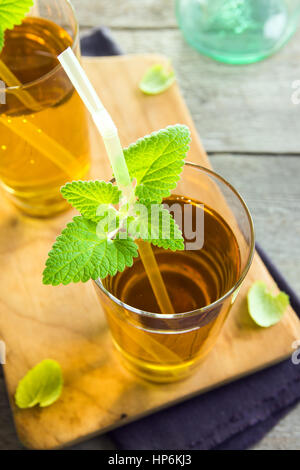 Thé Kombucha pro super aliments boissons biotiques dans les verres à la menthe sur fond de bois - maison organique saine boisson probiotique fermenté Banque D'Images