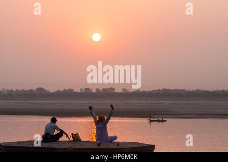 Lever du soleil,yoga,méditer, Varanasi, Benares Hindu,religieux,capital,sacré,Rivière,Ganges,banques,de,bain,saint,,ghats,Uttar Pradesh, Inde,,Indian,Asia,Asiatique, Banque D'Images