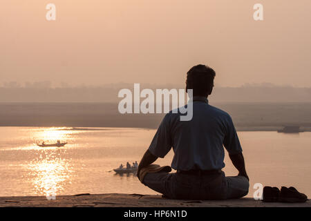 Méditer,yoga,lever,Varanasi, Benares Hindu,religieux,capital,sacré,Rivière,Ganges,banques,de,bain,saint,,ghats,Uttar Pradesh, Inde,,Indian,Asia,Asiatique, Banque D'Images