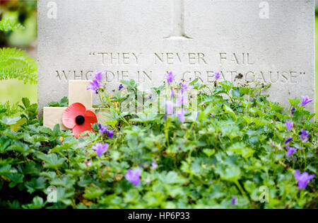 Une guerre mondiale 2 pierre tombale commémorative dans un cimetière de guerre allemand. Une petite croix en bois avec un coquelicot se trouve ci-joint contre la pierre tombale Banque D'Images