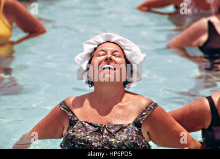 Une femme âgée bénéficie d'exercices d'aquagym dans la piscine de la communauté de retraite Village siècle Février 1975 à West Palm Beach, en Floride. Banque D'Images