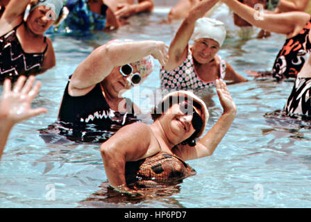 Les femmes âgées pratiquer des exercices d'aérobic dans la piscine de la communauté de retraite Village siècle Février 1975 à West Palm Beach, en Floride. Banque D'Images