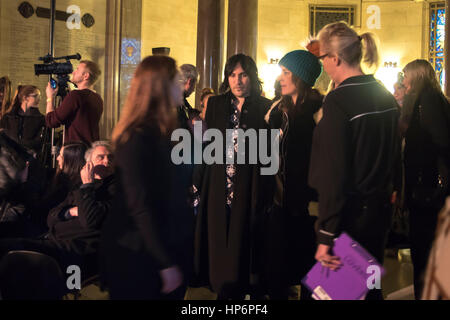 Londres, Royaume-Uni. Feb 19, 2017. L'acteur britannique Noel FIelding assistant à Pam Hogg's fashion show AW17 à Londres Fashion Scout. Pam Hogg est un créateur de mode britannique, de l'industrie de la mode depuis le début des années 80. Credit : Alberto Pezzali/Pacific Press/Alamy Live News Banque D'Images