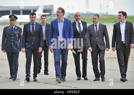 (PHOTO D'ARCHIVES : avril 2015) Le premier ministre (PM) Aleksandar Vucic vu (milieu) avec des ministres et de sous-chef d'état-major des armées Banque D'Images