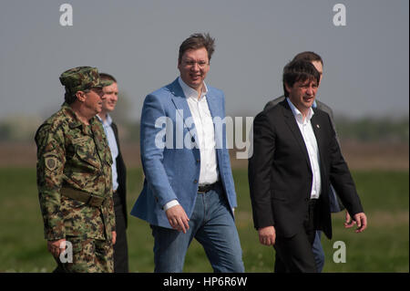 (PHOTO D'ARCHIVES : avril 2015) Le premier ministre (PM) Aleksandar Vucic vu avec le chef de l'Armée de Ljubisa Dikovic et le ministre de la Défense Bratislav Gasic Banque D'Images