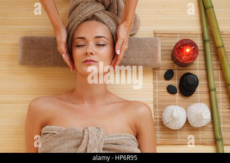 Beau young woman relaxing in spa salon Banque D'Images