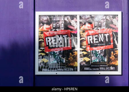 Des affiches pour le 20e anniversaire de la production de la comédie musicale Rent de Jonathan Larson en dehors de la Churchill Theatre, Bromley. Banque D'Images