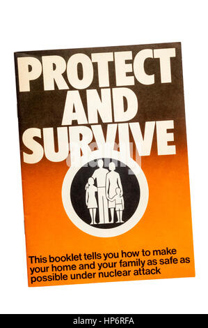 Une copie originale de protéger et de survivre, une brochure du gouvernement des conseils sur survivre à une attaque nucléaire. Publié dans les années 1970 et 1980. Banque D'Images