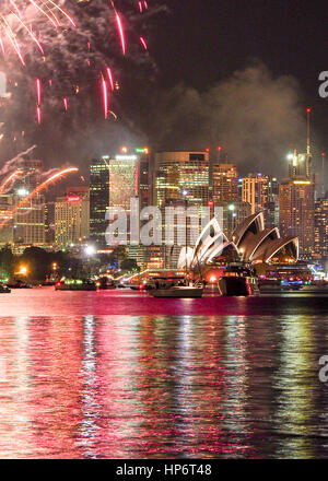 D'artifice sur le port de Sydney avec l'Opéra de Sydney illuminée le soir du Réveillon en Australie. Banque D'Images