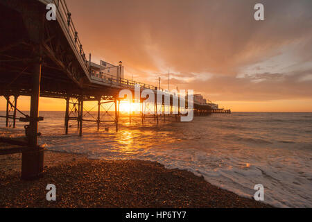 Coucher du soleil au-dessus de jetée de Worthing Banque D'Images