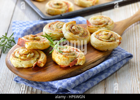 Rouleaux au four pâte feuilletée copieux avec du jambon, fromage à la crème, le parmesan et fines herbes Banque D'Images