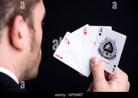 Parution du modèle , Kartenspieler gezinkten Karten mit avec lecteur de carte - Banque D'Images