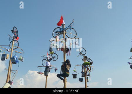 L'Indonésie, Jakarta. Panjat Pinang, un jeu traditionnel dans la célébration de la journée de l'indépendance de l'Indonésie. Banque D'Images