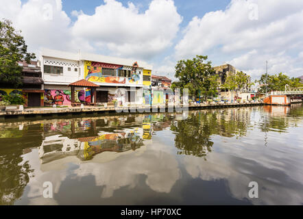 MELAKA, MALAISIE - le 17 janvier 2017 : des peintures murales pour réfléchir sur l'eau de la rivière Melaka dans la vieille ville coloniale de Melaka Malacca) ou en malais Banque D'Images