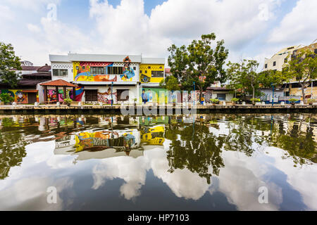 MELAKA, MALAISIE - le 17 janvier 2017 : Street art reflète sur l'eau de la rivière Melaka dans la vieille ville coloniale de Melaka ou Malacca) en Malaisie. Banque D'Images