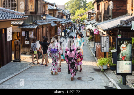 KYOTO, JAPON - 11 août 2015 : les jeunes femmes portant un kimono traditionnel japonais à pied dans les rues de Gion, vieille ville de Kyoto au Japon. Banque D'Images