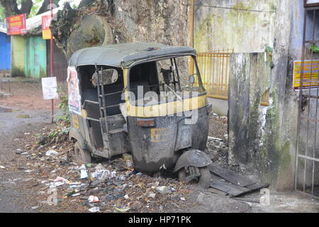 Mumbai, Inde - 1 novembre 2015 - Détruit tuk-tuk dans les bidonvilles de Mumbai Banque D'Images