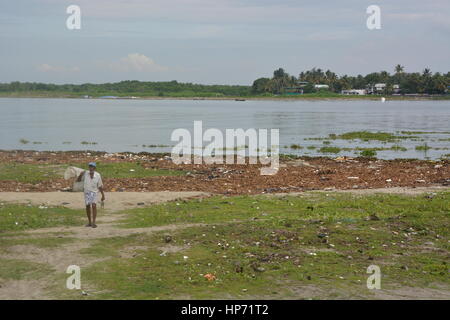 Kochi, Inde - 1 novembre 2015 - Sans-abri la collecte des déchets sur la plage de Cochin, Inde Banque D'Images