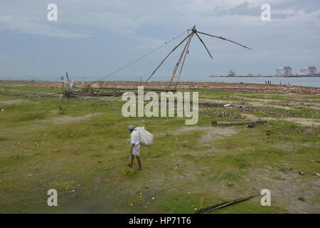 Kochi, Inde - 1 novembre 2015 - Sans-abri la collecte des déchets sur la plage de Cochin, Inde Banque D'Images