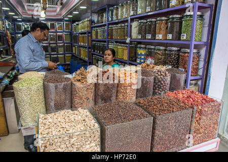 Kochi, Inde - 11 décembre 2016 - Les clients de négociation collective et d'achat d'épices fraîches à indian shop Banque D'Images