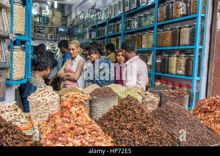 Kochi, Inde - 11 décembre 2016 - Les clients de négociation collective et d'achat d'épices fraîches à indian shop Banque D'Images