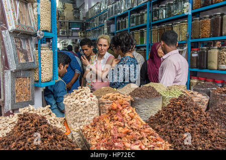 Kochi, Inde - 11 décembre 2016 - Les clients de négociation collective et d'achat d'épices fraîches à indian shop Banque D'Images